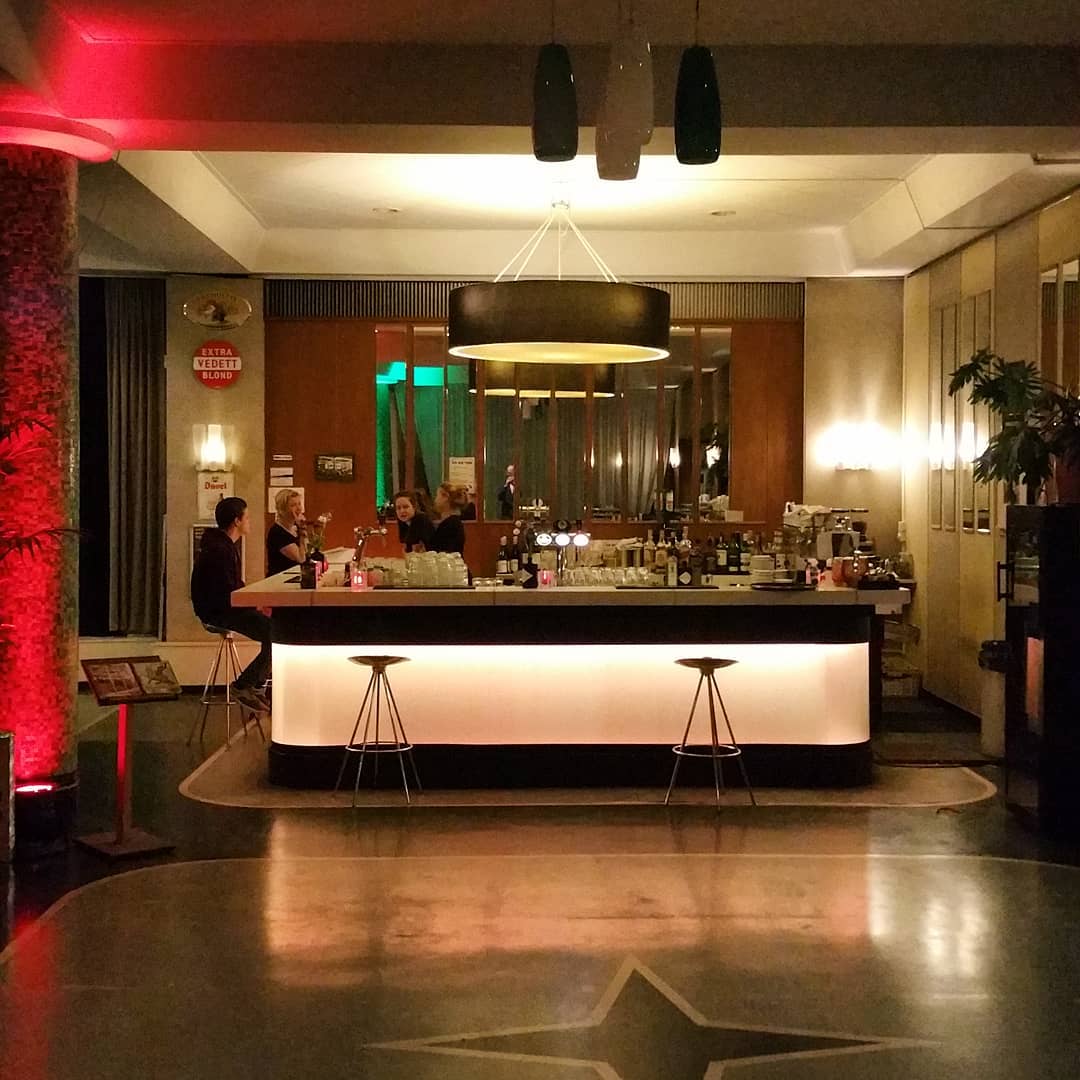 De bar in de kompaszaal met verlichting