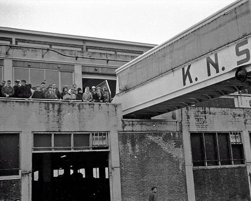 Loopbrug van de KNSM de aandokt bij de loods