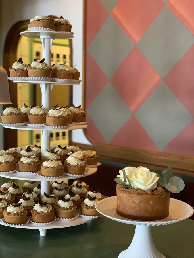 Bruidstaart met bijpassende kleine taartjes op onze klassieke buffetbar